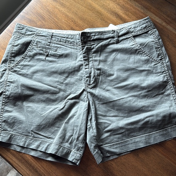 55. Faded Glory Womens Shorts Size 16 Green - Picture 2 of 4